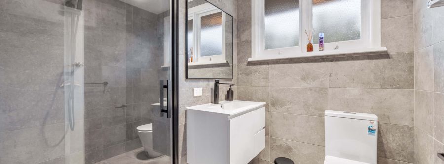 ShinyBright bathroom cleaning – Scrubbing sinks, toilets, showers, and bathtubs with eco-friendly products in Ascot Vale & nearby locations offering affordable house cleaning rates.